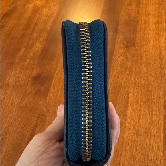 Tory Burch pebbled leather zip around wristlet in navy blue. Fits phone. EUC - Picture 3 of 7